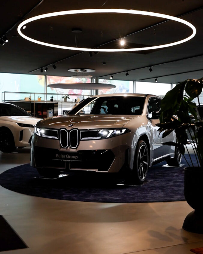 Markant und voller Power: der neue BMW iX3 50 xDrive im neu gestalteten Autohaus in Rödermark.